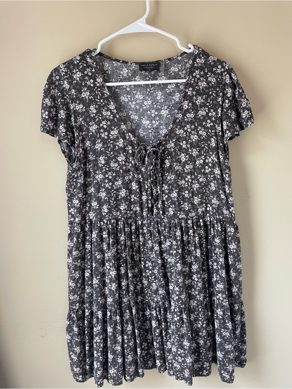 Dress Forum Black & White Floral V-Neck Tunic Top